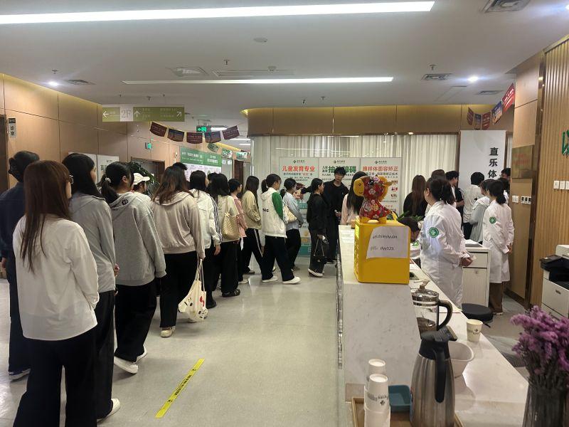 城市经济学院师生走进直乐医院开展研学交流